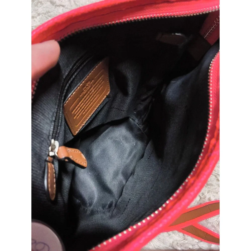 62.Coach Neon Pink Pebbled Leather Crossbody Bag Silver Horse Carriage Logo